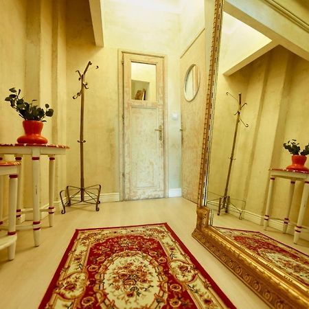 Baroque Splendor: Breathtaking Views & Design Apartment Bucharest Luaran gambar