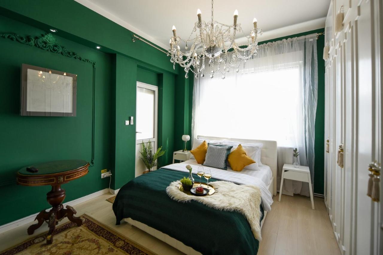 Baroque Splendor: Breathtaking Views & Design Apartment Bucharest Luaran gambar