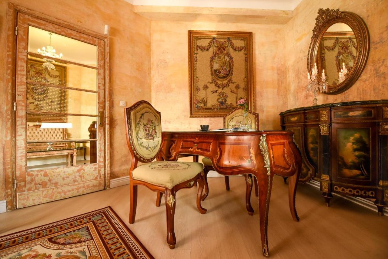 Baroque Splendor: Breathtaking Views & Design Apartment Bucharest Luaran gambar