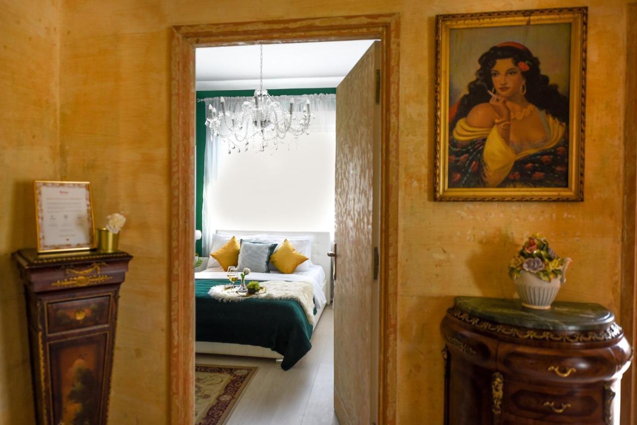 Baroque Splendor: Breathtaking Views & Design Apartment Bucharest Luaran gambar