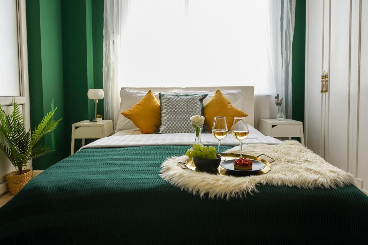 Baroque Splendor: Breathtaking Views & Design Apartment Bucharest Luaran gambar