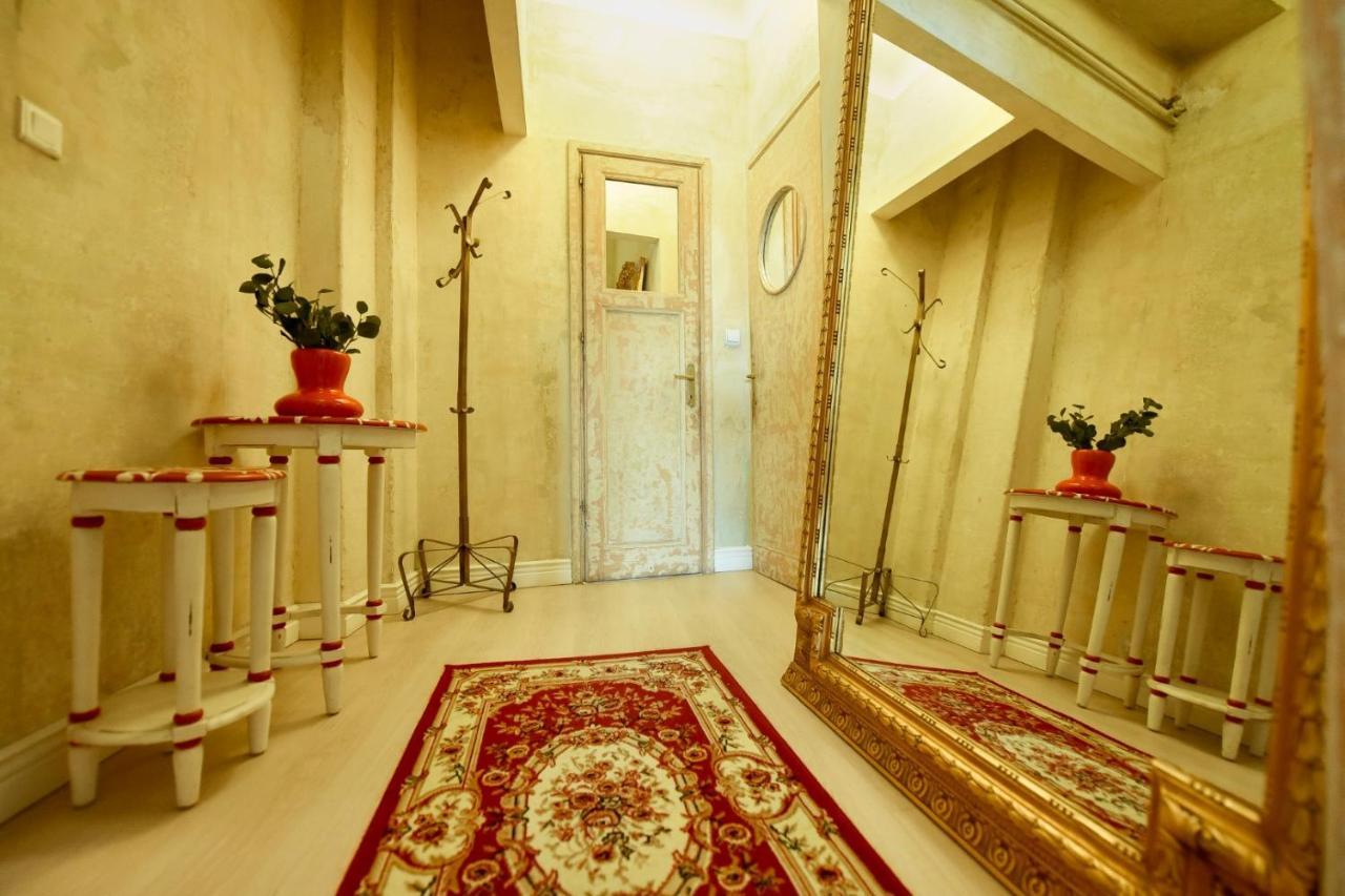 Baroque Splendor: Breathtaking Views & Design Apartment Bucharest Luaran gambar