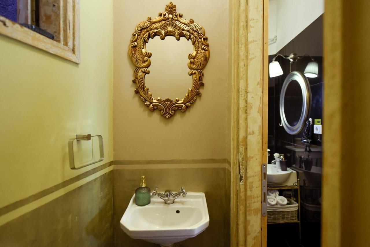 Baroque Splendor: Breathtaking Views & Design Apartment Bucharest Luaran gambar