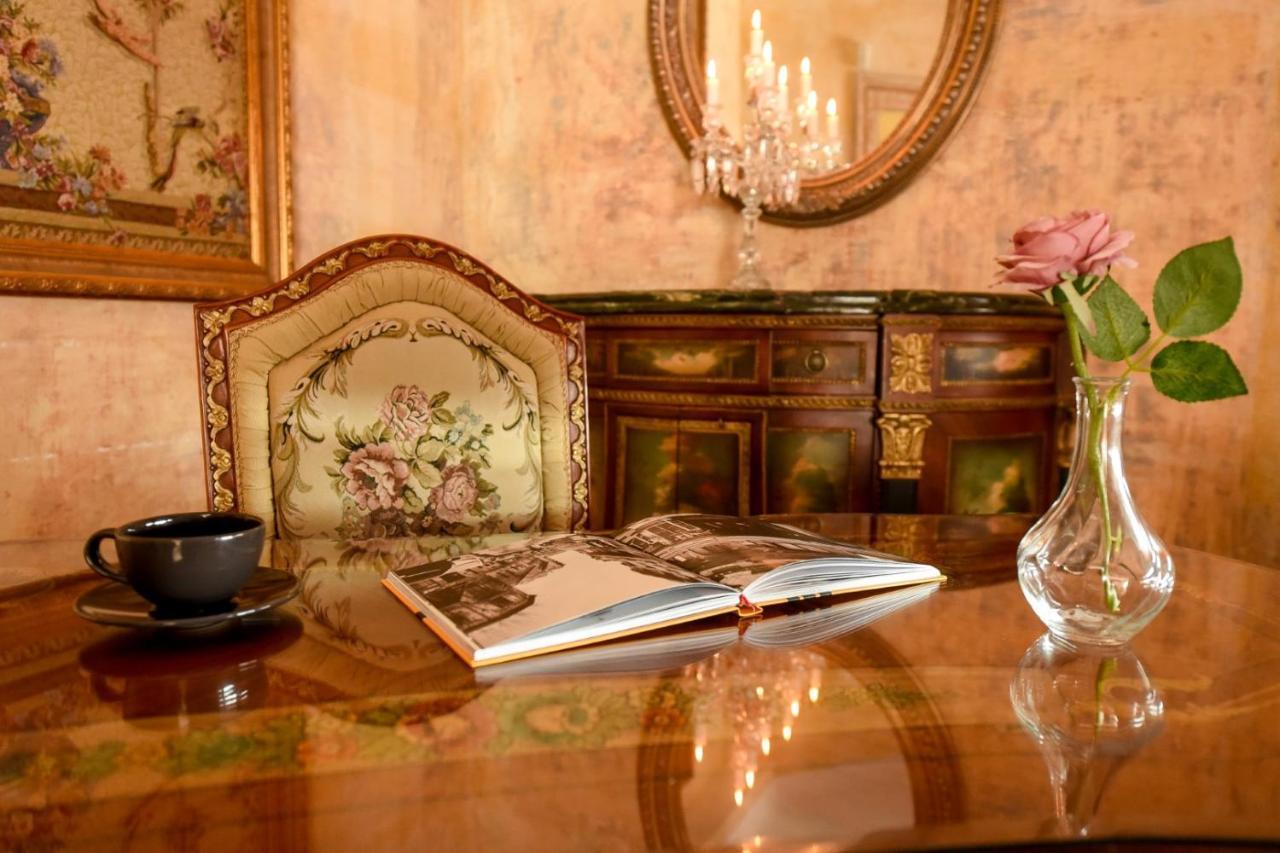 Baroque Splendor: Breathtaking Views & Design Apartment Bucharest Luaran gambar