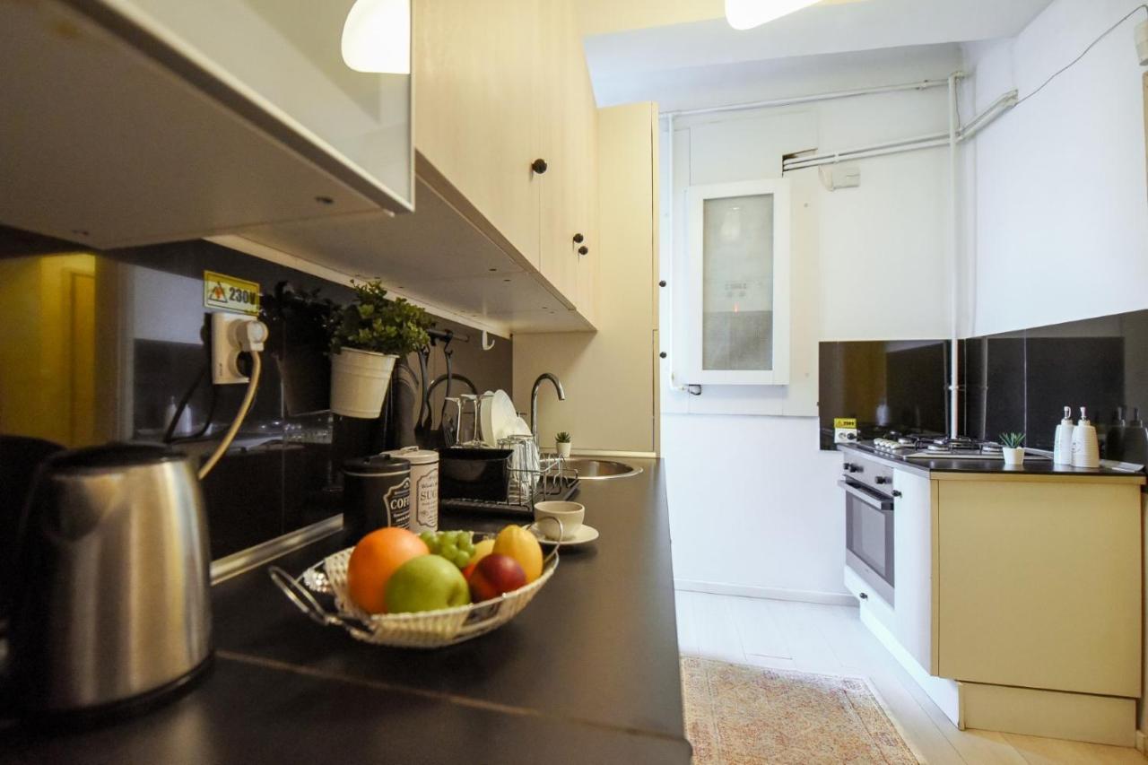 Baroque Splendor: Breathtaking Views & Design Apartment Bucharest Luaran gambar