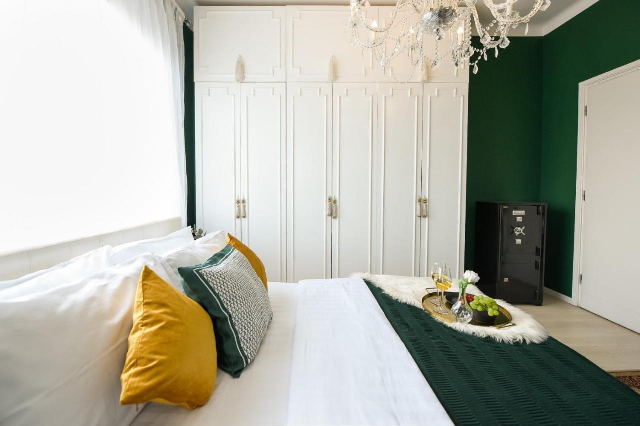 Baroque Splendor: Breathtaking Views & Design Apartment Bucharest Luaran gambar