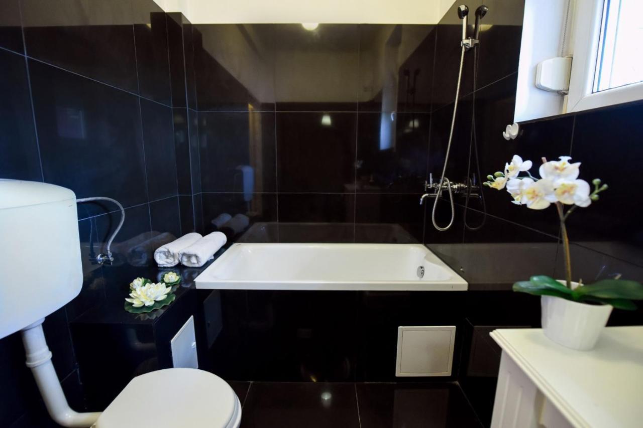 Baroque Splendor: Breathtaking Views & Design Apartment Bucharest Luaran gambar
